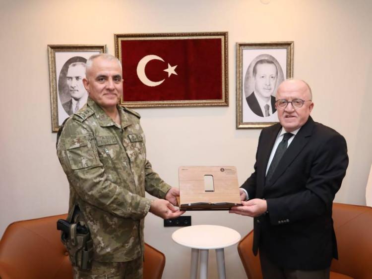 <p>Bayılmışım. Gözlerimi hastanede açtım. Beni oradan götürürken bazı FETÖ'cüler kaburgalarıma tekme atmış, kırmışlar. Orada bir de eziyet etmişler. Hastanede yoğun bakım odasına almışlar. Yoğun bakım odasında yine eziyet görmüşüz."</p>
