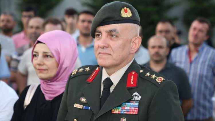 <p>Bunun üzerine eve gidip tabancasını aldığını ve polis arabasıyla kışlaya doğru yola çıktığını belirten Ala, şöyle devam etti:</p>

<p> </p>

<p> </p>

