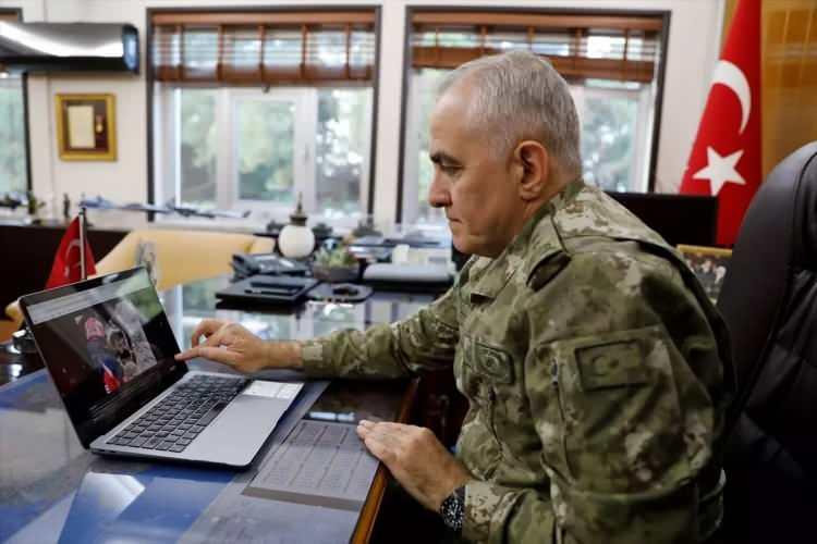 <p>Bu sırada kalkışmada şehit düşen silah arkadaşı Piyade Kurmay Albay Sait Ertürk'ü aradığını, onun da karargaha gitmek için araç istediğini öğrendiğini dile getiren Ala, ancak darbecilerin aracı göndermediğini aktardı.</p>

<p> </p>

<p> </p>
