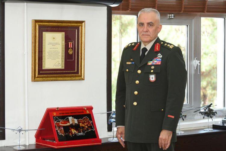 <p>"Rahmetli Sait Albay aradı, 'Vali yardımcımız arabayı gönderdi, ben kışlama gidiyorum.' dedim. 'Beni de kışlama bırakır mısın?' dedi. Yollarda askeri araçları görüyoruz. İnsanları ezmişler, ayaklar, bacaklar kopmuş. Bazıları askerleri dövüyor. Askeri araca müdahale edeceğiz ama siviliz, halk ters tepki verdi. Ondan sonra kışlamıza gittik. Bunlar başarısız olacağını anlayınca tanklar geri dönmeye başlamışlar ama pes etmemişler daha. Yanımıza asker aldık. Ambulans geliyor, durdurmaya çalıştık, durmadı. Havaya ateş edince durdular. 'Nereye gidiyorsun?' dedim. 'Arkada yaralı var, hastaneye götürüyoruz.' dediler. Ambulansın kapısını açtım, beraber çalıştığımız istihbaratçı yüzbaşı ve akademide okuyan iki kurmay yüzbaşı, hain. A Haber baskınında vurulmuşlar. Onları indirdik ve derdest edip polis ekibine teslim ettik."</p>

<p> </p>

<p> </p>
