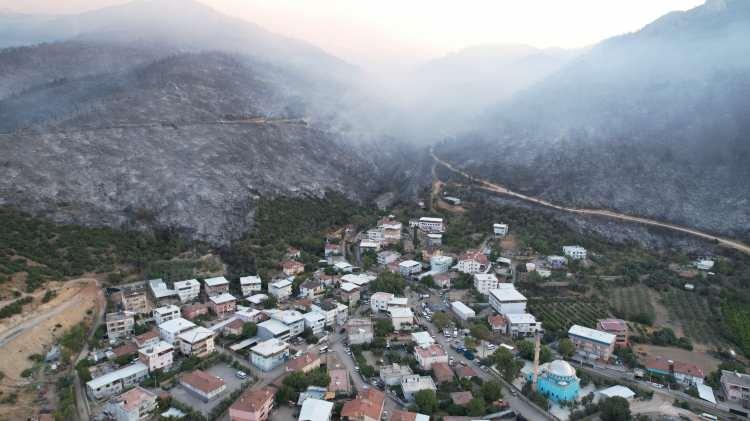 <p>Öte yandan gün içinde yeniden fırtına ve lodos ile tüten ormanların yanması ve başka noktalara sıçrama ihtimaline karşı da ekipler sürekli bölgede teyakkuz halinde bulunuyor.</p>
