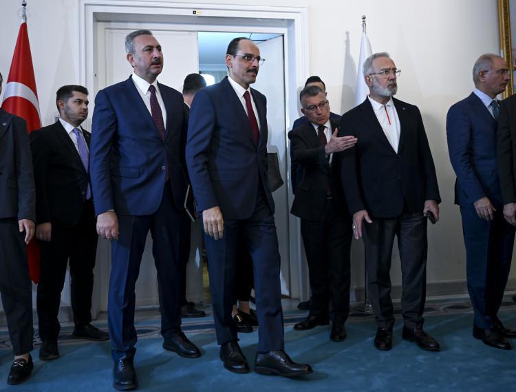 <p>DEM Grubu'nu ziyaret etmesi beklenen Kalın, önce AK Parti Grubu'na bir ziyaret gerçekleştirdi. </p>

<p>AK Parti Grup Başkanı Abdullah Güler, MİT Başkanı İbrahim Kalın ve beraberindeki heyet ile görüştü.</p>
