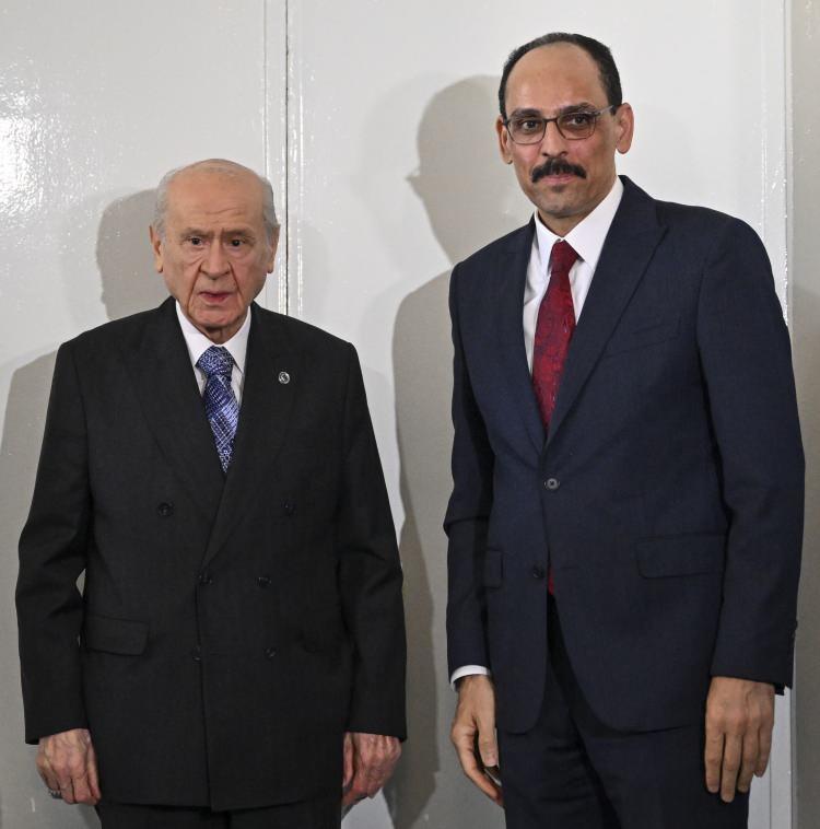 <p>Bahçeli'nin Meclis'teki makamında basına kapalı gerçekleşen görüşme, yaklaşık 45 dakika sürdü.</p>

<p> </p>

<p> </p>

