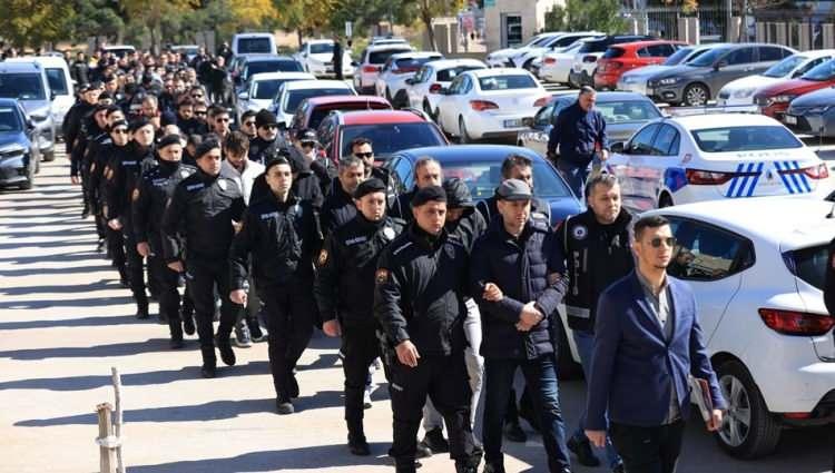 <p>Konuşmalarda, söz konusu şirkette "FETÖ silahlı terör örgütüne üye olmak" suçundan adli işlem görmüş veya KHK ile ihraç olan kişileri çalıştırdıklarının yer aldığı aktarılan iddianamede, bu bağlamda şüpheliler İlhan Bahadır ve Ahmet Terzi'nin örgüt kapsamında haklarında adli ya da idari işlem yapılan kişileri SGK'li göstererek, para gönderip gizliliğe riayet ettiklerinin anlaşıldığı ifade edildi.</p>

<p> </p>
