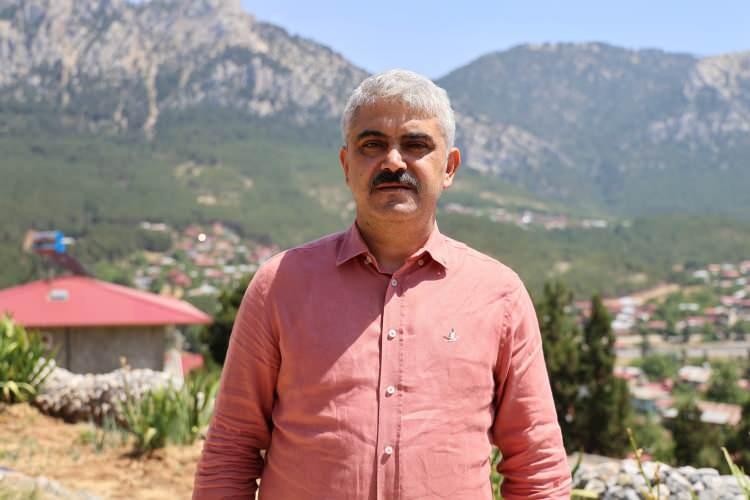 <p><span style="color:#FF0000"><strong>"POZANTI ÇEKİM MERKEZİ HALİNE GELDİ"</strong></span></p>
<p>Pozantı'nın sıcaklardan kaçanlar için bir çekim merkezi olduğuna vurgu yapan Avan, "İlçemizin 4-5 mahallesi sadece yaylacılardan oluşuyor. Bir çekim merkezi şuanda. Burada sezonluk marketçiler var. Zaman zaman su sıkıntısı yaşıyoruz ama zaman içerisinde bunu gidereceğiz. 20 bin nüfus için İller Bankası'ndan pay alıyoruz. Bununla 400-450 bin nüfusa hizmet etmek zor oluyor ama ek kaynaklarla kaynak oluşturup hizmete devam ediyoruz" dedi.</p>