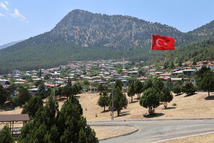<p><span style="color:#FF0000"><strong>YAYLALARDA NÜFUS PATLADI</strong></span></p>
<p>Toros Dağları'nın eteğinde Adana'nın yaylalarını barındıran 20 bin nüfuslu Pozantı ilçesinde ise sıcak havalarla birlikte nüfus 400-450 bine ulaştı.</p>