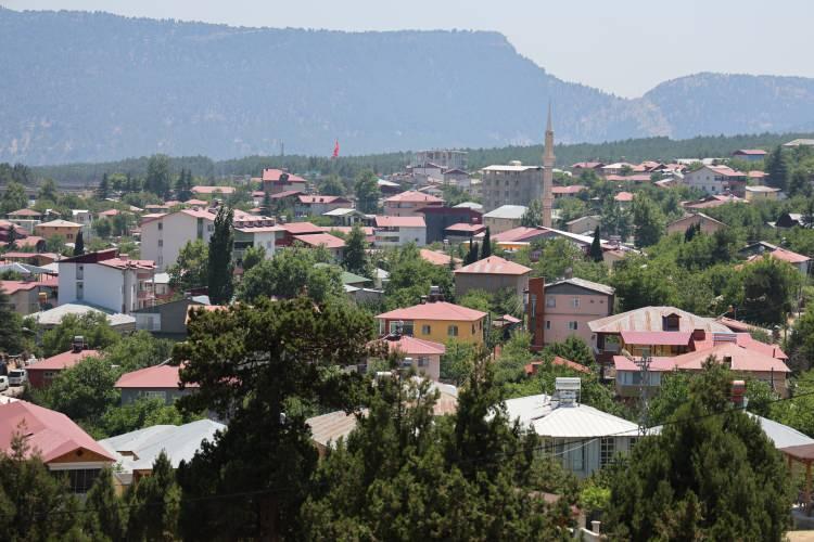 <p><span style="color:#FF0000"><strong>"BURADA YAYLA TURİZMİ VAR"</strong></span></p>
<p>Pozantı Belediye Başkanı Ali Avan, "Pozantı ilçemiz Adana ve Mersin'in yaylası olarak biliniyor. Hava serinliği ve yeşil doğasıyla burası tercih merkezi. Mersin ve Adana'da ciddi bir sıcaklık varken burası çok serin. Yayla turizmi var. 20 bin nüfusumuz var ama şuanda nüfusumuz 400-450 bine ulaştı. Burası herkes tarafından bir tercih nedeni" ifadelerini kullandı.</p>