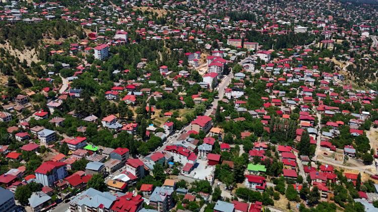 <p><span style="color:#FF0000"><strong>"DENİZİ DEĞİL YAYLAYI TERCİH EDİYORUZ"</strong></span></p>
<p>Mersin'den Pozantı'ya gelen Merve Gidiş (35), "Mersin'in sıcaklarından bunalıp buraya geldik. Herkesi buraya bekleriz. Mersin'in denizini değil, yaylayı tercih ediyoruz" dedi.</p>