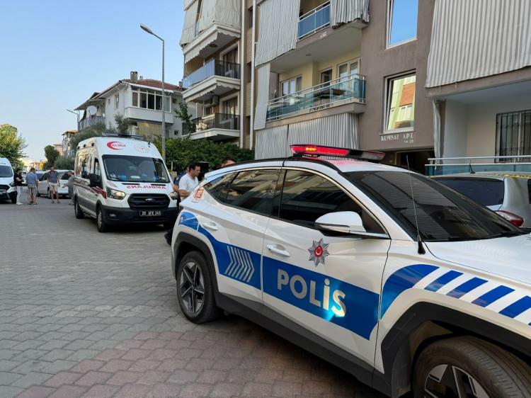 <p>Doğu görevine giderken ailesini kayınvalidesinin yanında bırakan Coşkun Söylemez’in yap sat emlak işinden dolayı piyasaya 6-7 milyon lira civarında borcu olduğu, izine geldiğinde çevresinden bu tutarın ancak bir bölümünü temin edebildiği için girdiği bunalım sonucu cinayetleri işlediği öne sürüldü.</p>