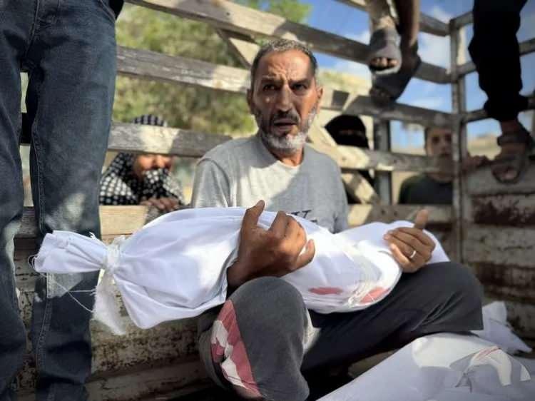 <p>İsrail'in soykırımı altındaki Gazze Şeridi'nde insanlık tarihine kapkara bir leke olarak geçen bebek katliamları yaşanmaya devam ediyor.</p><p> </p>