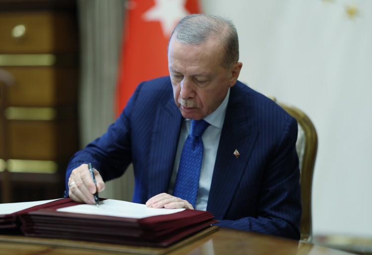 <p><span style="color:#B22222"><strong>e) Halen 316 olan general ve amiral sayısı, 30 Ağustos 2025 tarihi itibarıyla 332 olacaktır.</strong></span></p>

<p>3. 30 Ağustos 2025 tarihinden geçerli olmak üzere;</p>

<p>30 Ağustos 2025 Terfileri</p>

<p>a) Orgeneralliğe / Koramiralliğe Terfi Edenler</p>

<p>• K.K.K.: Korgeneral Bahtiyar Ersay → Orgeneral.</p>

<p>• Hv.K.K.: Korgeneral Rafet Dalkıran → Orgeneral.</p>

<p>• K.K.K.: Tümgeneral İlkay Altındağ → Korgeneral.</p>

<p>• K.K.K.: Tümgeneral Sebahattin Kılınç → Korgeneral.</p>

<p>• K.K.K.: Tümgeneral Rasim Yaldız → Korgeneral.</p>

<p>• K.K.K.: Tümgeneral Fedai Ünsal → Korgeneral.</p>

<p>• K.K.K.: Tümgeneral Muammer Alper → Korgeneral.</p>

<p>• K.K.K.: Tümgeneral Tuncay Altuğ → Korgeneral.</p>

<p>• K.K.K.: Tümgeneral Ahmet Kurumahmut → Korgeneral</p>

<p>• Dz.K.K.: Tümamiral Rafet Oktar → Koramiral.</p>

<p>• Hv.K.K.: Tümgeneral Ergin Dinç → Korgeneral.</p>
