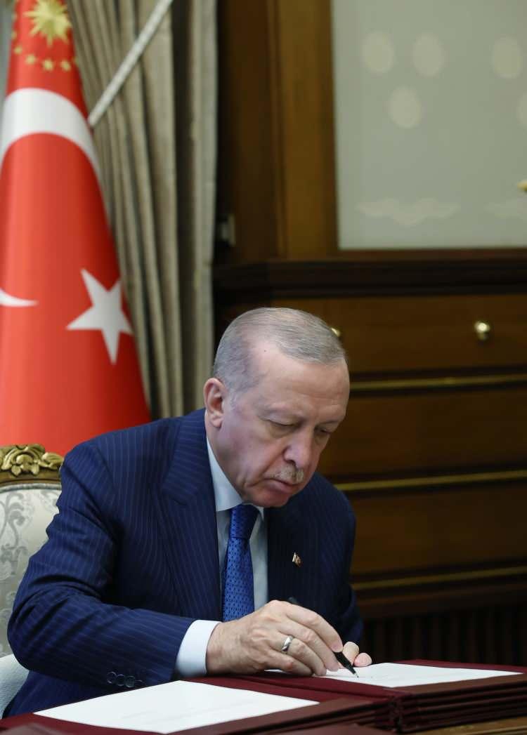<p><span style="color:#B22222"><strong>b) Tümgeneralliğe / Tümamiralliğe Terfi Edenler</strong></span></p>

<p> </p>

<p>Kara Kuvvetleri Komutanlığı (Tuğgeneral → Tümgeneral)</p>

<p>• Aydın Kılıç</p>

<p>• Süleyman Akbay</p>

<p>• Tolga Genç</p>

<p>• Gökhan Çelik</p>

<p>• Levent Sabahattin Güldağı</p>

<p>• Cem Kamil Sağcan</p>

<p>• Nurettin Hakan Büyükçulha</p>

<p>• Soner Oruçoğlu</p>

<p>• İlker Ertuğrul</p>

<p>• Sebahattin Kalkan</p>

<p>• Ümit Durmaz</p>

<p>• Eray Üngüder</p>

<p>• Osman Akyıldız</p>

<p>• Ercan Eroğlu</p>

<p>• Ahmet Hamdi Ataç</p>
