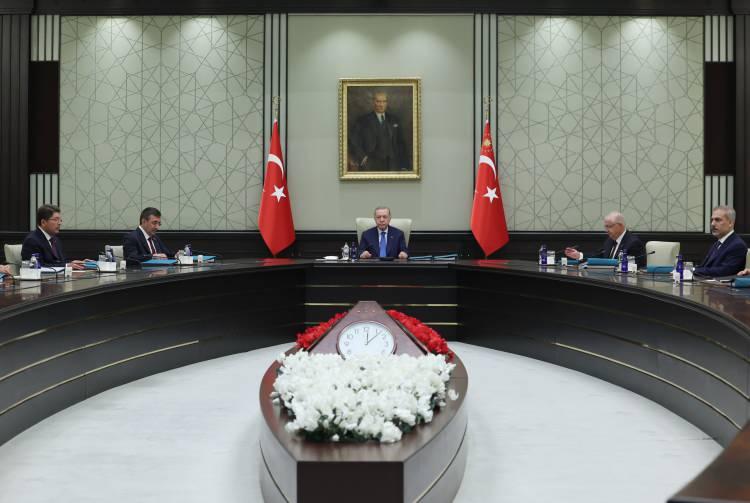 <p><span style="color:rgb(165, 42, 42)"><em><strong>İşte toplantıda alınan kararlar:</strong></em></span></p>

<p>1. 2025 yılı Yüksek Askerî Şûra olağan<br />
toplantısında, Türk Silahlı Kuvvetlerinde görevli general/amiral ve albaylardan;</p>

<p>a) Bir üst rütbeye yükseltilecekler,<br />
b) Görev süresi uzatılacaklar,<br />
c) Kadrosuzluktan emekliye sevk edileceklerin durumları görüşülerek, Cumhurbaşkanımız Sayın Recep Tayyip ERDOĞAN’ın onayı ile karara bağlanmıştır.</p>
