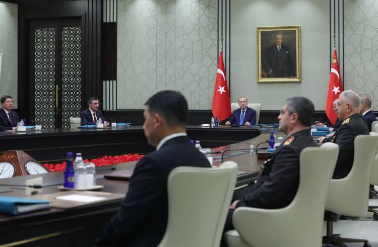 <p>2. 30 Ağustos 2025 tarihinden geçerli olmak üzere;</p>

<p>a) 32 general ve amiral bir üst rütbeye, 61 albay ise general ve amiralliğe yükseltilmiştir.<br />
b) 29 generalin görev süreleri bir yıl, 478 albayın görev süreleri ise iki yıl süre ile uzatılmıştır.<br />
c) 2 general yaş haddi nedeniyle 01 Eylül 2025 tarihinden, 43 general ve amiral kadrosuzluk<br />
nedeniyle 30 Ağustos 2025 tarihinden geçerli olarak emekliye sevk edilmiştir.<br />
ç) Genelkurmay Başkanı Orgeneral Metin GÜRAK kadrosuzluk nedeniyle emekliye sevk edildiğinden, Genelkurmay Başkanlığına Kara Kuvvetleri Komutanı Orgeneral Selçuk<br />
BAYRAKTAROĞLU ve Kara Kuvvetleri Komutanlığına 1’inci Ordu Komutanı Orgeneral Metin TOKEL atanmışlardır.<br />
d) Deniz Kuvvetleri Komutanı Oramiral Ercüment TATLIOĞLU ve Hava Kuvvetleri Komutanı Orgeneral Ziya Cemal KADIOĞLU’nun görev sürelerinin bir yıl uzatılmasına karar verilmiştir.<br />
e) Halen 316 olan general ve amiral sayısı, 30 Ağustos 2025 tarihi itibarıyla 332 olacaktır.</p>
