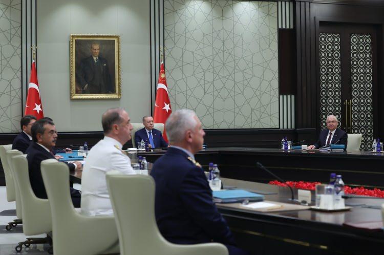 <p><br />
a) K.K.K.lığından Korgeneral Bahtiyar ERSAY Orgeneralliğe; Hv.K.K.lığından Korgeneral<br />
Rafet DALKIRAN Orgeneralliğe; K.K.K.lığından Tümgeneraller İlkay ALTINDAĞ, Sebahattin<br />
KILINÇ, Rasim YALDIZ, Fedai ÜNSAL, Muammer ALPER, Tuncay ALTUĞ ve Ahmet KURUMAHMUT Korgeneralliğe; Dz.K.K.lığından Tümamiral Rafet OKTAR Koramiralliğe; Hv.K.K.lığından Tümgeneral Ergin DİNÇ Korgeneralliğe terfi ettirilmişlerdir.<br />
b) K.K.K.lığından Tuğgeneraller Aydın KILIÇ, Süleyman AKBAY, Tolga GENÇ, Gökhan ÇELİK, Levent Sabahattin GÜLDAĞI, Cem Kamil SAĞCAN, Nurettin Hakan BÜYÜKÇULHA, Soner ORUÇOĞLU, İlker ERTUĞRUL, Sebahattin KALKAN, Ümit DURMAZ, Eray ÜNGÜDER, Osman AKYILDIZ, Ercan EROĞLU ve Ahmet Hamdi ATAÇ Tümgeneralliğe; Dz.K.K.lığından<br />
Tuğamiraller Mehmet Savaş ESER, Aziz BAKIOĞLU ve Timur YILMAZ Tümamiralliğe;<br />
Hv.K.K.lığından Tuğgeneraller Ertan UZUN, Vedat ÖNCEL ve Serkan Gökhan CAN Tümgeneralliğe terfi ettirilmişlerdir.</p>
