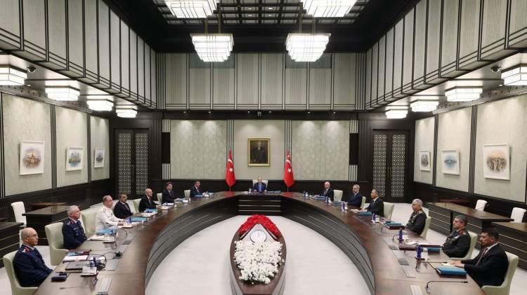 <p>4) Bir üst rütbeye yükselen, görev süreleri uzatılan general, amiral ve albayların yeni rütbe ve görevlerinin Milletimize, Devletimize, Silahlı Kuvvetlerimize ve ailelerine hayırlı olmasını dileriz.</p>

<p>5) Büyük bir özveri ve onurla görev sürelerini tamamlayarak emekliye ayrılacak olan general, amiral ve albaylara hizmetlerinden dolayı teşekkür eder, hayatlarının yeni dönemlerinde, kendilerine ve ailelerine mutluluk ve esenlikler temenni ederiz.</p>

