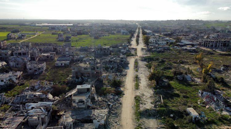 <p>İşgalin önce Gazze kentinde başlayacağı, saldırıların daha sonra da orta kesimde yer alan Filistinli mültecilerin kaldığı kamplara uzanacağı ifade edilmişti.</p>