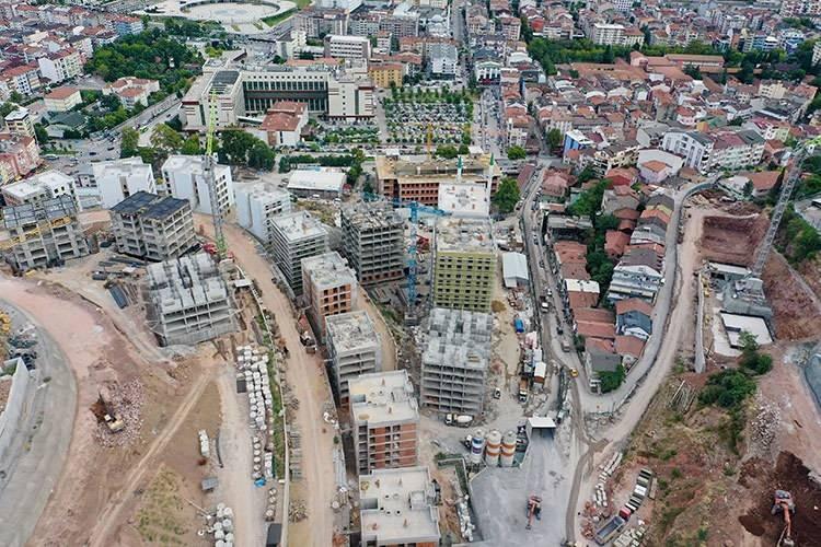 <p>Depremde 17 bin 480 kişi hayatını kaybetti, 43 bin 953 kişi yaralandı.</p><p>Yaklaşık 200 bin kişinin evsiz kaldığı, 66 bin 441 konut ve 10 bin 901 iş yerinin yıkıldığı depremden 16 milyona yakın kişi değişik düzeylerde etkilendi.</p>