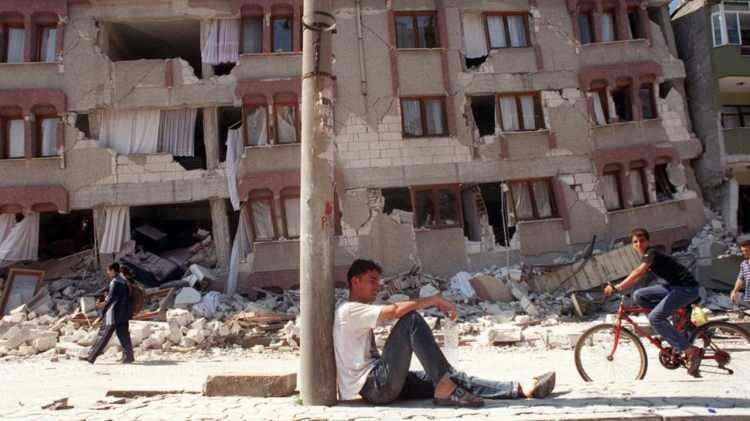 <p>Depremden İstanbul'da en çok Avcılar zarar görürken, ilçede 270 kişi hayatını kaybetti, yüzlerce kişi de yaralandı. 1823 konut ve 326 iş yerinin yıkıldığı ya da ağır hasar gördüğü ilçede, 5 bin 106 konut ve 872 iş yerinde orta hasar, 3 bin 685 konut ve 461 iş yerinde de hafif hasar meydana geldi.</p>