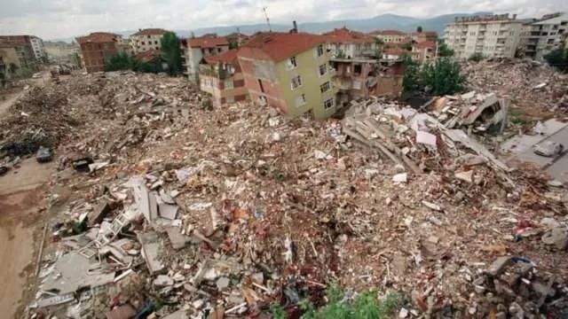<p>Türkiye tarihi boyunca sayısız depremlerle mücadele etti... </p><p> </p><p>17 Ağustos 1999'da saat 03.02'de 7,4 büyüklüğünde meydana gelen ve 45 saniye süren Marmara Depremi, Kocaeli, Sakarya, İstanbul, Düzce ve Yalova'da yıkıma yol açtı.</p><p> </p>