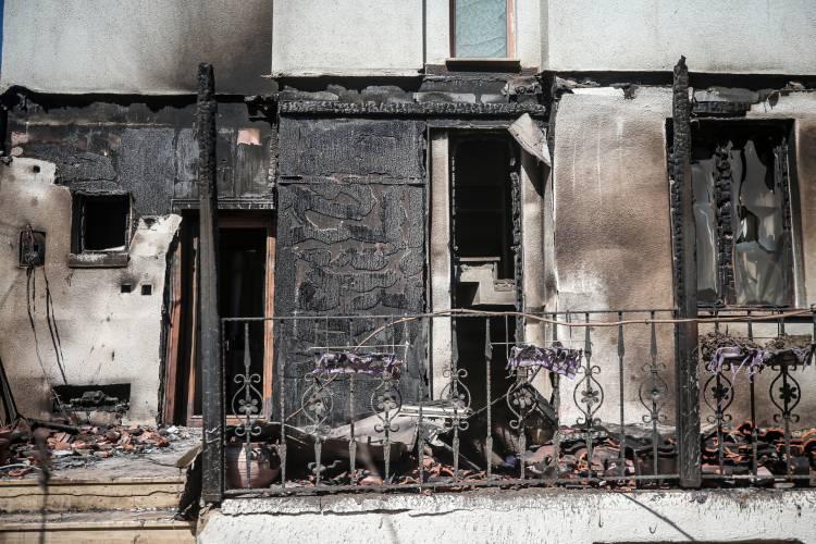 <p>Yangında, dumandan etkilenen 77 kişi çevredeki hastanelerde tedavi altına alındı. Riskli bölgelerde bulunan 2 bin 90 kişi de tedbiren deniz ve kara yoluyla tahliye edildi.</p>

<p> </p>
