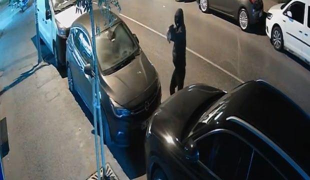 <p>Ertesi gün, kuyumcunun önüne yaya olarak gelen 1 kişi, o sırada motosiklete binen iş yeri sahibi Duygu G. ve B.K. isimli kadına ateş açtı. </p>