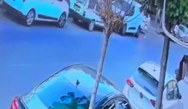 <p>Saldırıda B.K. yaralanırken, iş yeri sahibi ise saldırıdan yara almadan kurtuldu. Saldırı anı çevredeki güvenlik kameralarına saniye saniye yansıdı.</p>
<p><span style="color:#FF0000"></span></p>