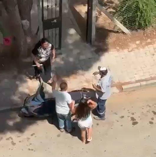 <p>Anne tehditlerini sürdürünce bu kez bir kişi, motosiklete bindirdiği kızı, uzaklaştırmak istedi.</p>