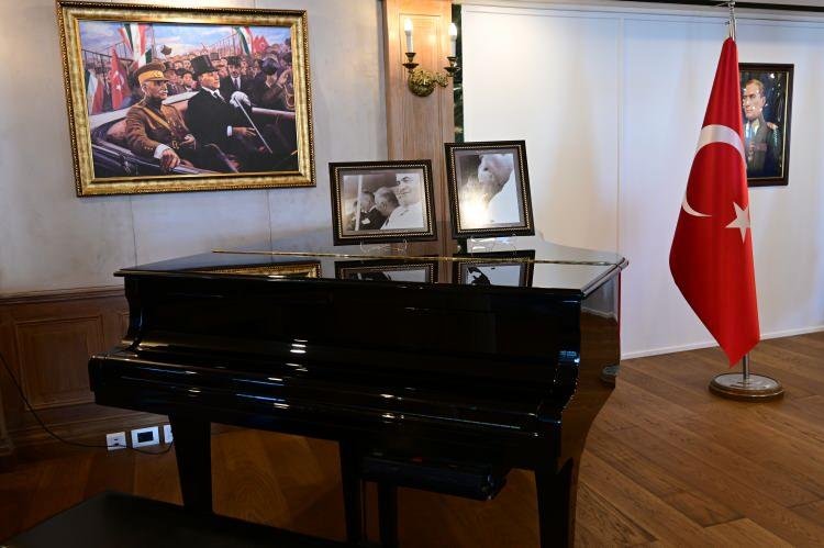 <p>Gazi Mustafa Kemal Atatürk'ün cepheden cepheye kitaplarını taşıdığı bavulu, hastalığı sırasında kanının bulaştığı pike örtüsü, çalışma masası gibi özel eşyalarının yer aldığı Savarona yatı, Gazi'nin son günlerinin tanığı oldu.<br /><br />İstanbul Tersanesi Komutanı Tümamiral Recep Erdinç Yetkin, Atatürk'ün Savarona'daki kamarasında AA muhabirine yaptığı açıklamada, yatın 1931 senesinde Almanya'da inşa edildiğini, daha sonra Türkiye Cumhuriyeti'nin ihtiyaç duyması üzerine 24 Mart 1938 tarihinde satın alınarak, Türk Bayrağı'nın çekildiğini kaydetti.</p>