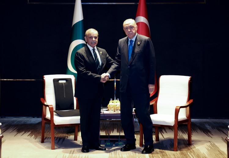 <p>Cumhurbaşkanı Erdoğan, bunun ardından Pakistan Başbakanı Şahbaz Şerif'i kabul etti.</p><p> </p>
