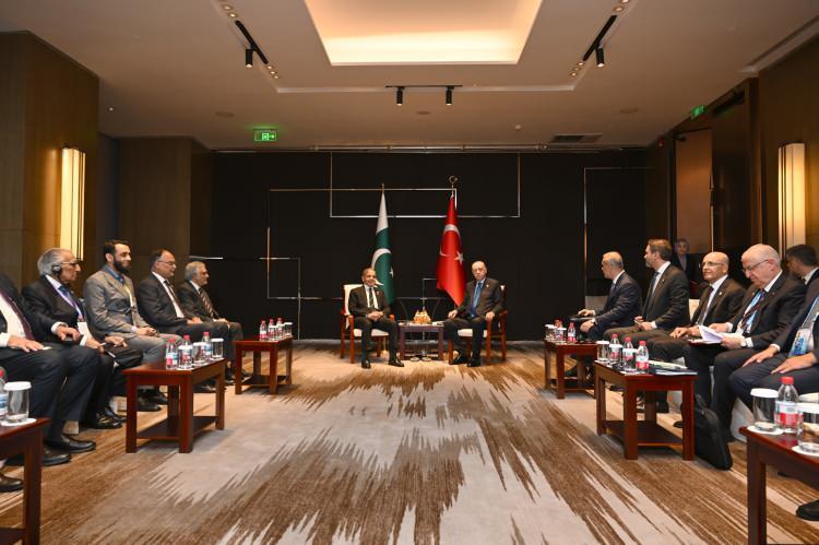 <p>Kabulde, Dışişleri Bakanı Hakan Fidan, Enerji ve Tabii Kaynaklar Bakanı Alparslan Bayraktar, Hazine ve Maliye Bakanı Mehmet Şimşek, Milli Savunma Bakanı Yaşar Güler de yer aldı.</p>