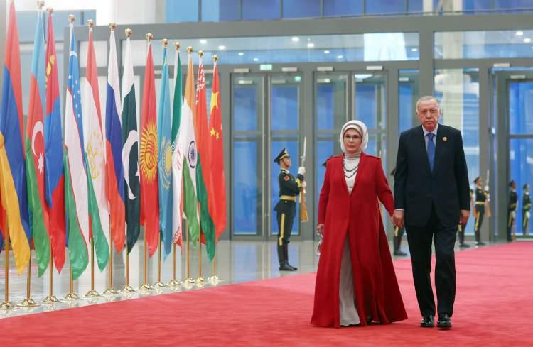 <p>Çin Devlet Başkanı Şi Cinping'in liderler onuruna vereceği akşam yemeğine katıldı. <a href=
