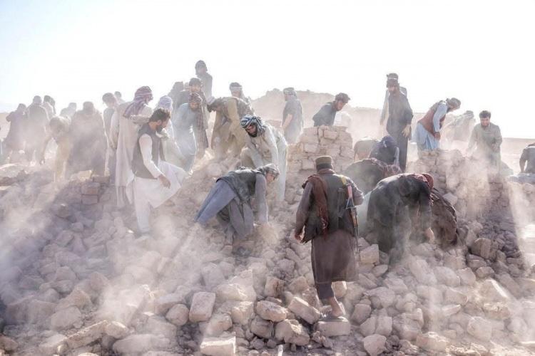 <p>ABD Jeolojik Araştırmalar Merkezi (USGS), Afganistan'ın Pakistan sınırı yakınındaki Celalabad'ın 27 kilometre kuzeydoğusunda, yerin 8 kilometre derinliğinde, 6 büyüklüğünde deprem meydana geldiğini duyurmuştu.</p>
