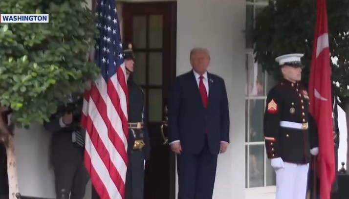 <p>ABD Başkanı Donald Trump, Cumhurbaşkanı Recep Tayyip Erdoğan'ı kapıda karşıladı.</p>
