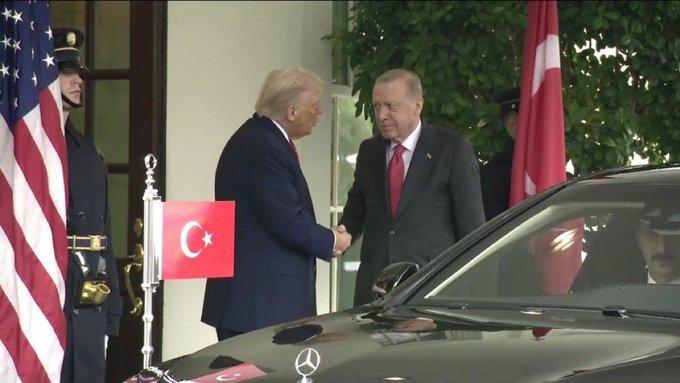 <p><span style="color:#B22222"><strong>İŞTE TARİHİ ZİRVEDEN İLK KARELER </strong></span></p>

