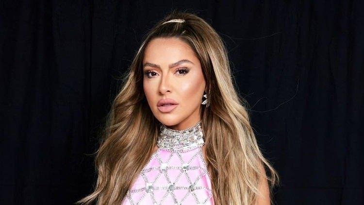 <p><strong>Hadise Açıkgöz</strong></p>
