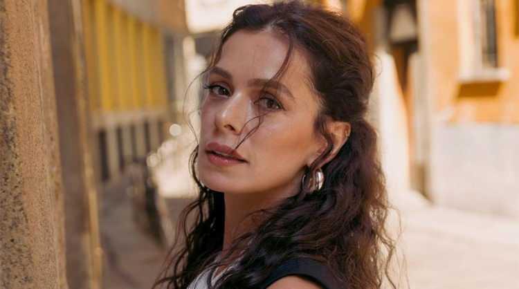 <p><strong>Özge Özpirinçci</strong></p>
