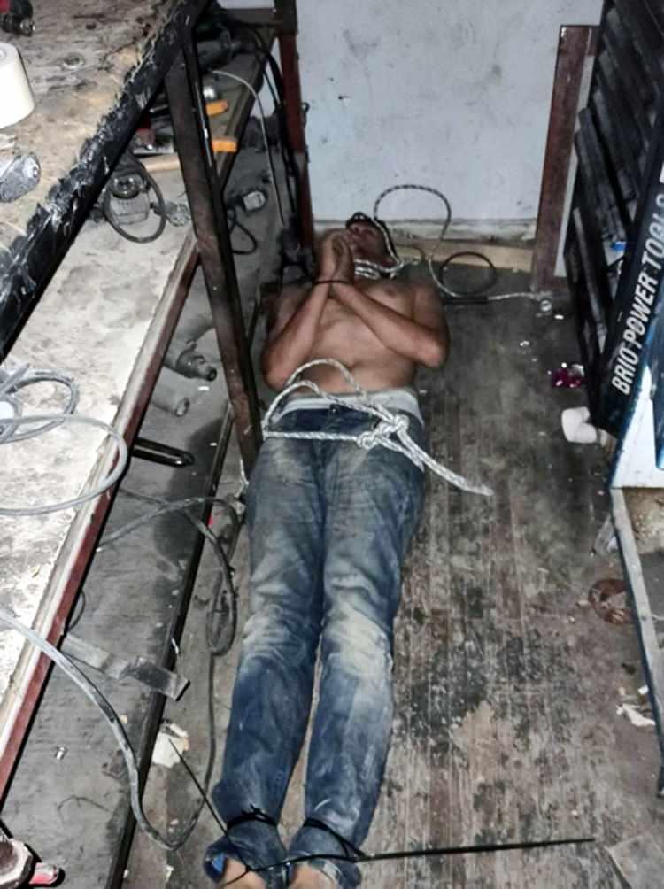 <p>Antalya'ya dönüp aldığı 15 bin lirayı iş yeri sahiplerine teslim eden Vedat Kurt, iddiasına göre, A.T., O.T., S.T. ve A.A. tarafından sandalyeye bağlanıp depoya kilitlendi.</p>