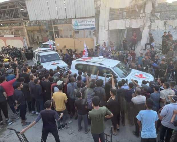<p><span style="color:rgb(178, 34, 34)"><strong>HAMAS İSİM LİSTESİNİ AÇIKLADI</strong></span></p>

<p>Hamas, Gazze'de ateşkes ve esir takası anlaşması kapsamında serbest bırakacağı İsrailli esirlerin isim listesini açıkladı.</p>

<p>Hamas, Uluslararası Kızılhaç Komitesi'ne teslim edilecek 20 sağ İsrailli esirin ismini paylaştı.</p>

<p> </p>
