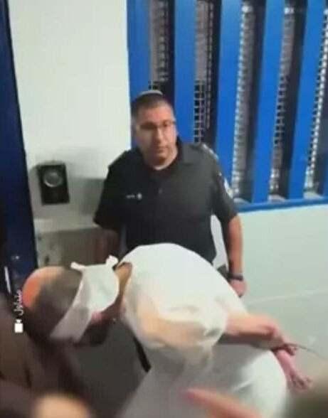 <p>İsrail'in Gazze'deki esir takasından önce Filistinli tutuklulara yönelik kötü muamele yaptığı görüntüler ortaya çıktı.</p>
