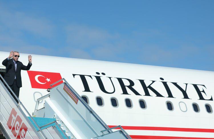 <p>Cumhurbaşkanı Recep Tayyip Erdoğan, Şarm El-Şeyh Barış Zirvesi'ne katılmak üzere Ankara'da, Esenboğa Havalimanı'ndan Mısır'a gitti.</p>

<p>Cumhurbaşkanı Erdoğan, kendisini uğurlamaya gelenleri selamladı.</p>

<p> </p>
