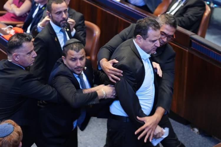 <p>Öte yandan zirve öncesi Donald Trump, İsrail Meclisi'nde konuştuğu sırada Ayman Odeh ve Ofer Cassif isimli milletvekilleri tarafından protesto edildi.</p>

<p>İki milletvekili apar topar dışarı çıkarılırken, olanları sakince izleyen Trump, "Etkileyiciydi." dedi.</p>

<p> </p>

<p> </p>
