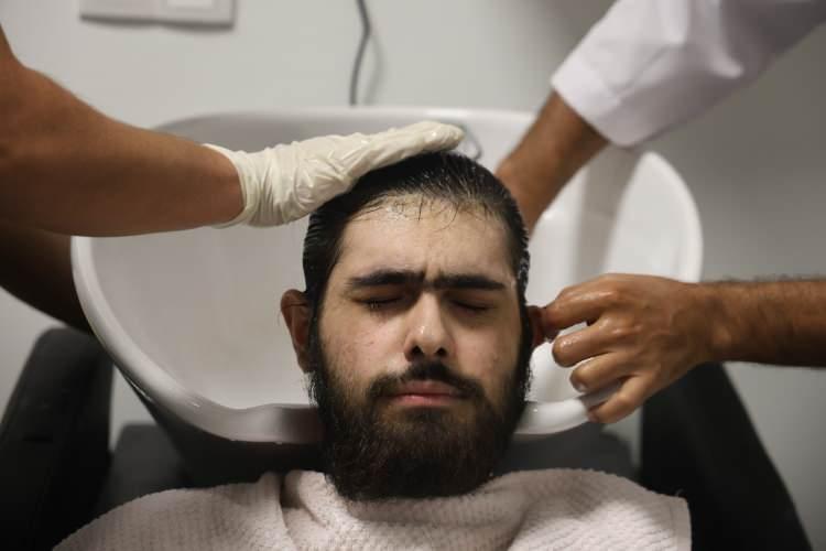 <p>Saç ve sakal tıraşı oldum, banyo yaptım. Sonra Aile ve Sosyal Hizmetler İl Müdürünün yanına geldik. Bundan sonra da eve geri döneceğim. Banyo yapmak ve tıraş olmak güzeldi, kötü olacağını sanmıyordum ama hiçbir şey değişeceğini düşünmüyorum. Benim sıkıntım rahatsızlığım değil. Ben bir şey yapmak istemiyorum, iyileştikten sonra da bir şey yapmayı isteyeceğimi sanmıyorum. </p>
