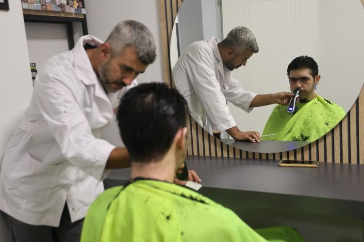 <p><span style="color:#B22222"><strong>"BARIŞ'A DESTEKLERİMİZ DEVAM EDECEK"</strong></span></p>

<p>Barış'ın 3 yılın ardından hamama götürülüp banyo yaptırıldığını ve tıraş olduğunu söyleyen Aile ve Sosyal Hizmetler İl Müdürü Süleyman Yıldırım, "İhlas Haber Ajansı'nın Barış'la ilgili haberi ile birlikte Aile ve Sosyal Hizmetler Müdürlüğü olarak haberdar olduk. Kurum ekiplerimiz tarafından aileye hane ziyaretinde bulunduk. Barış'ın depremden bu tarafa evden dışarıya çıkma, banyo yapma ve tırnaklarını kesme gibi öz bakımını son derece ihmal ettiğini tespit ettik. </p>
