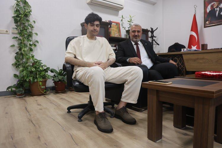 <p>İlçe Sağlık Müdürlüğümüz Barış'ın evine gelecek. Gencimizin bazı bedensel ve egzama gibi rahatsızlıkları var. Bu hususta sağlık çalışanları gerekli muayeneleri yapacaklar. Hatay Büyükşehir Belediyesi ekiplerinden gelip Barış'ın kaldığı evi temizlenecek. İnşallah biz de iyi olacağından umutluyuz. Barış günün sonunda bizi ziyarete geldi. Biz bunu teşekkür olarak algılıyoruz. </p>
