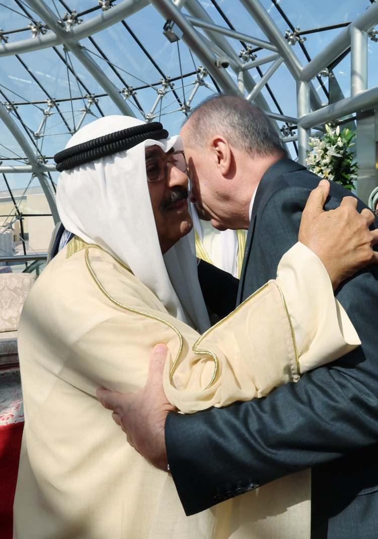<p>Cumhurbaşkanı Erdoğan, törenin ardından Kuveyt Emiri es-Sabah ile ikili ve heyetler arası görüşmelerin gerçekleştirileceği Bayan Sarayı'na hareket etti.</p>