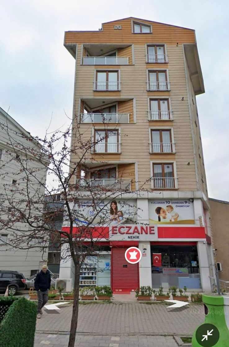 <p><span style="color:#A52A2A"><strong>BİNANIN ESKİ HALİ ORTAYA ÇIKTI</strong></span></p>
<p> </p>
<p>Öte yandan, çöken binanın eski fotoğrafı da ortaya çıktı. </p>
<p> </p>
<p>Binanın alt katında "Eczane Nehir"in faaliyet gösterdiği görüldü.</p>