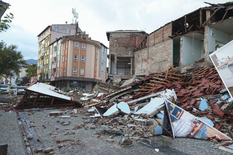 <p>Sabahın ilk ışıklarıyla birlikte, depremin etkisi gözler önüne serildi.</p>