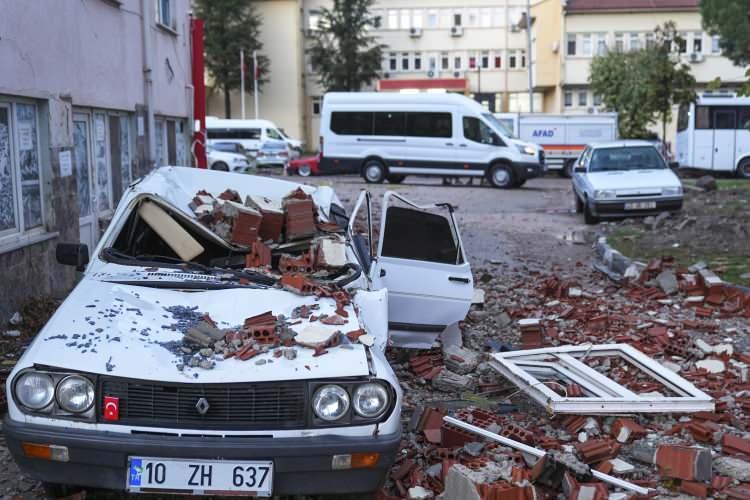 <p>Depremin ilçede oluşturduğu hasar, havanın aydınlanmasıyla ortaya çıktı. İlçe merkezindeki bazı binalar sarsıntıyla yıkıldı.</p>