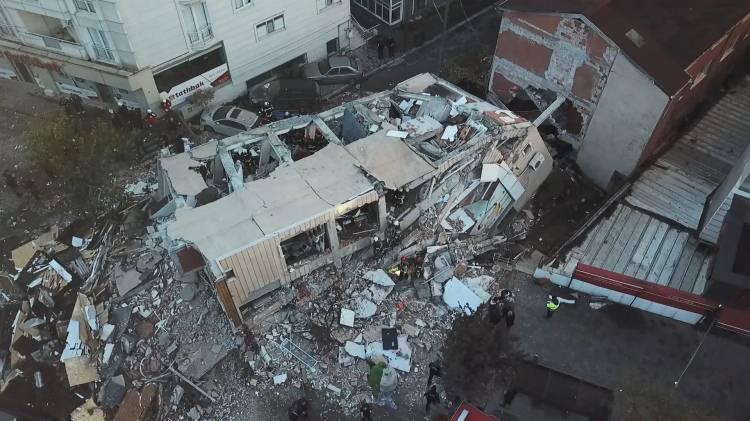 <p>Mevlana Mahallesi Issıkgöl Caddesi'nde 6 katlı bina henüz bilinmeyen nedenle çöktü.</p>